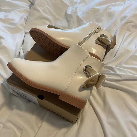 🆕Girls Off-white Faux Leather Ankle Bow Chunky Low Heel Side Zipper Dress Boot - Picture 2 of 10